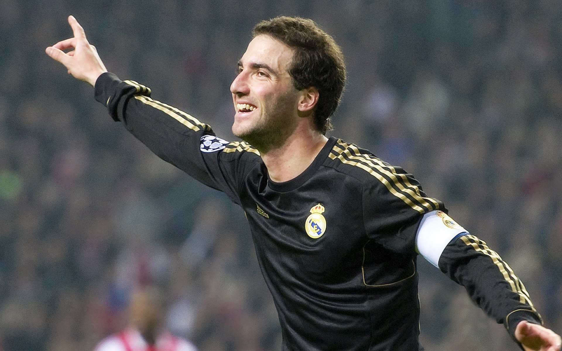 特斯·冯·迪克：巧妙的传球创造机会，成为南非队全场的进攻发起点